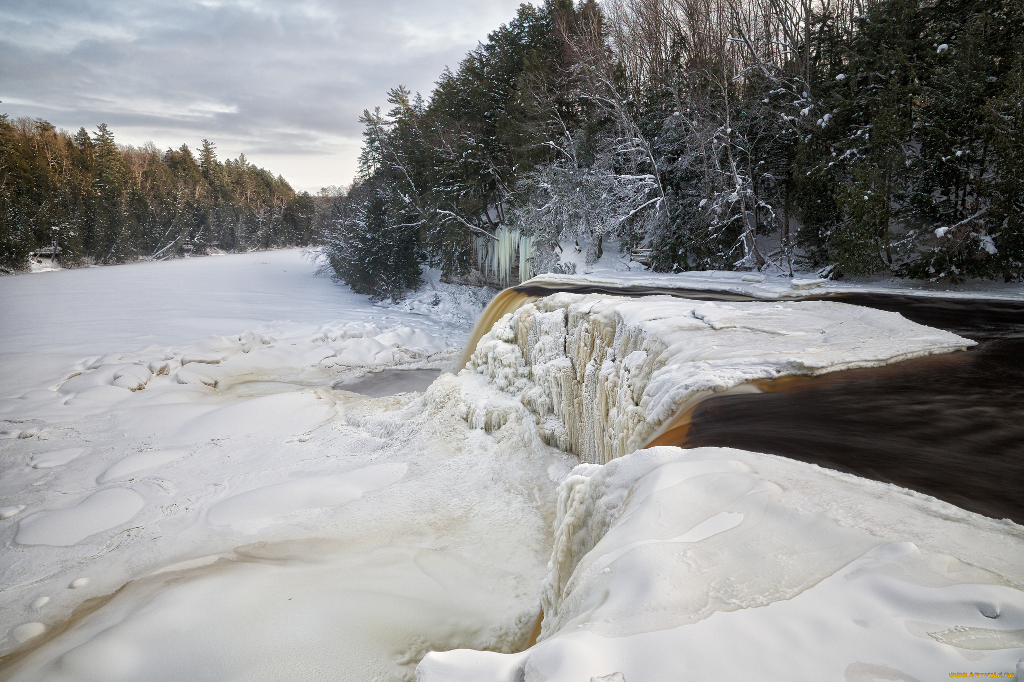 Водопад на реке Лавна зимой